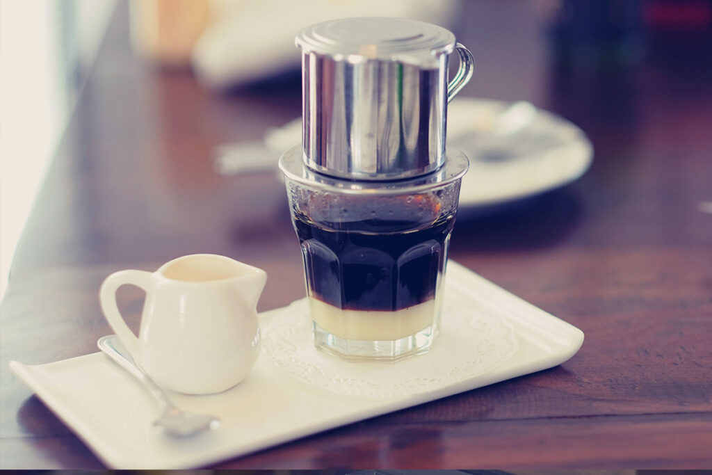 Khác nhau như thế nào giữa cafe phin và cà phê pha máy?